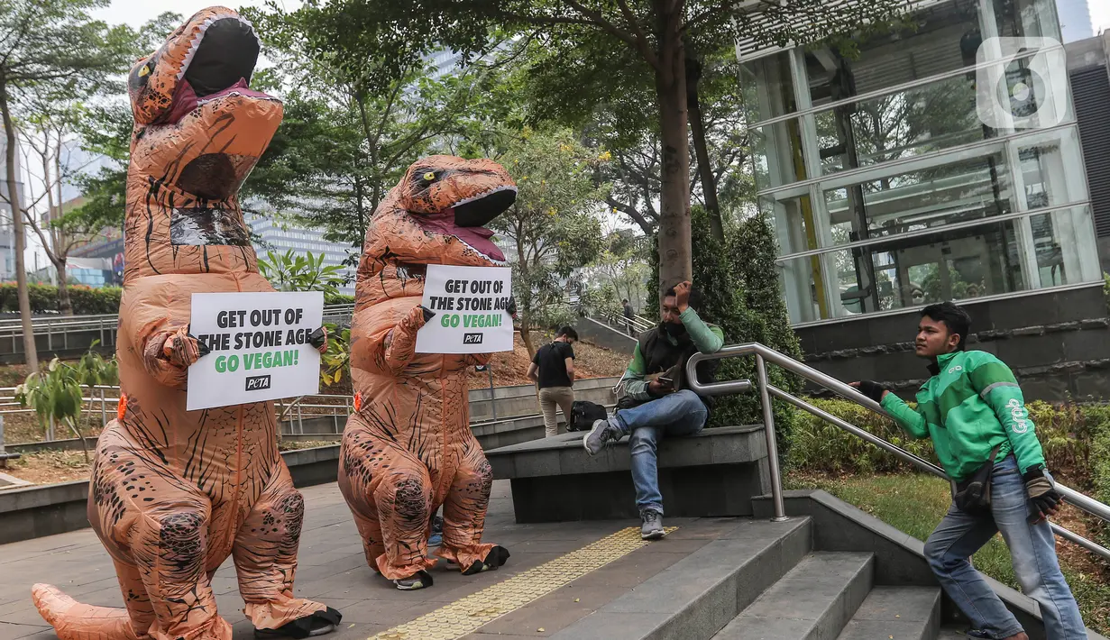 Aksi tersebut bertujuan untuk mengampanyekan penerapan gaya hidup vegan demi hewan, bumi, dan kesehatan manusia. (Liputan6.com/Angga Yuniar)
