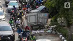 Sejumlah kendaraan terjebak kepadatan arus lalu lintas akibat penyempitan di beberapa titik di jalan Jenderal Gatot Subroto, Jakarta, Selasa (17/6/2025). (Liputan6.com/Angga Yuniar)