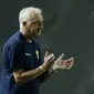 Pelatih Persib, Mario Gomez, memberikan aplaus usai pertandingan melawan PSM pada laga Piala Presiden di Stadion GBLA, Bandung, Jumat (26/1/2018). Persib takluk 0-1 dari PSM. (Bola.com/M Iqbal Ichsan)