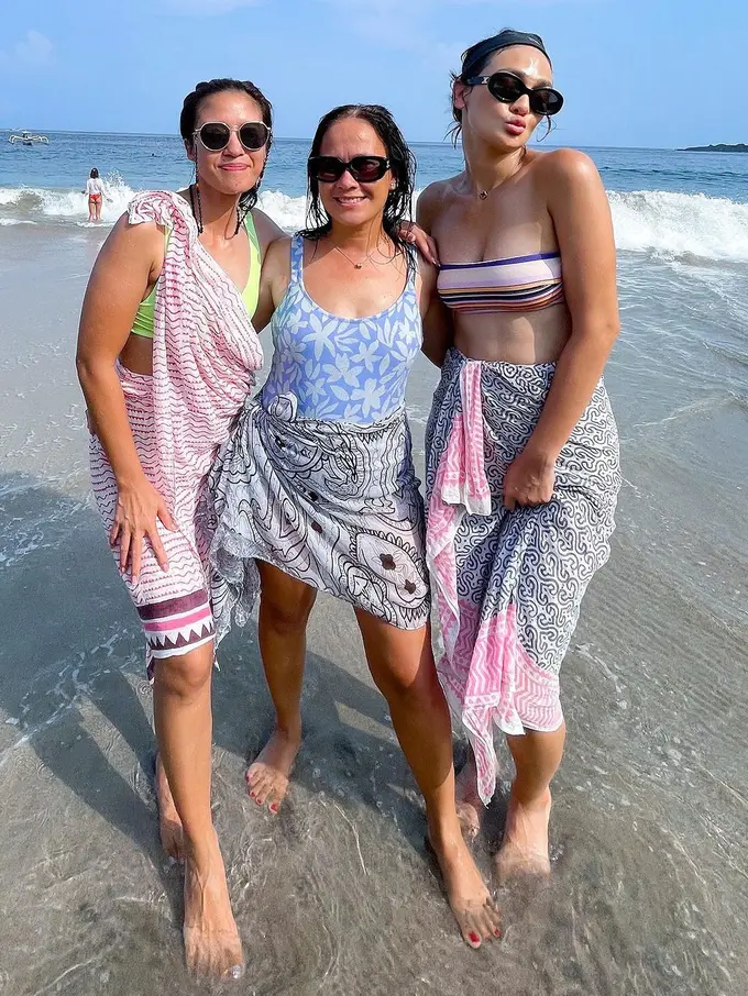 Luna Maya di pantai (Instagram/lunamaya)