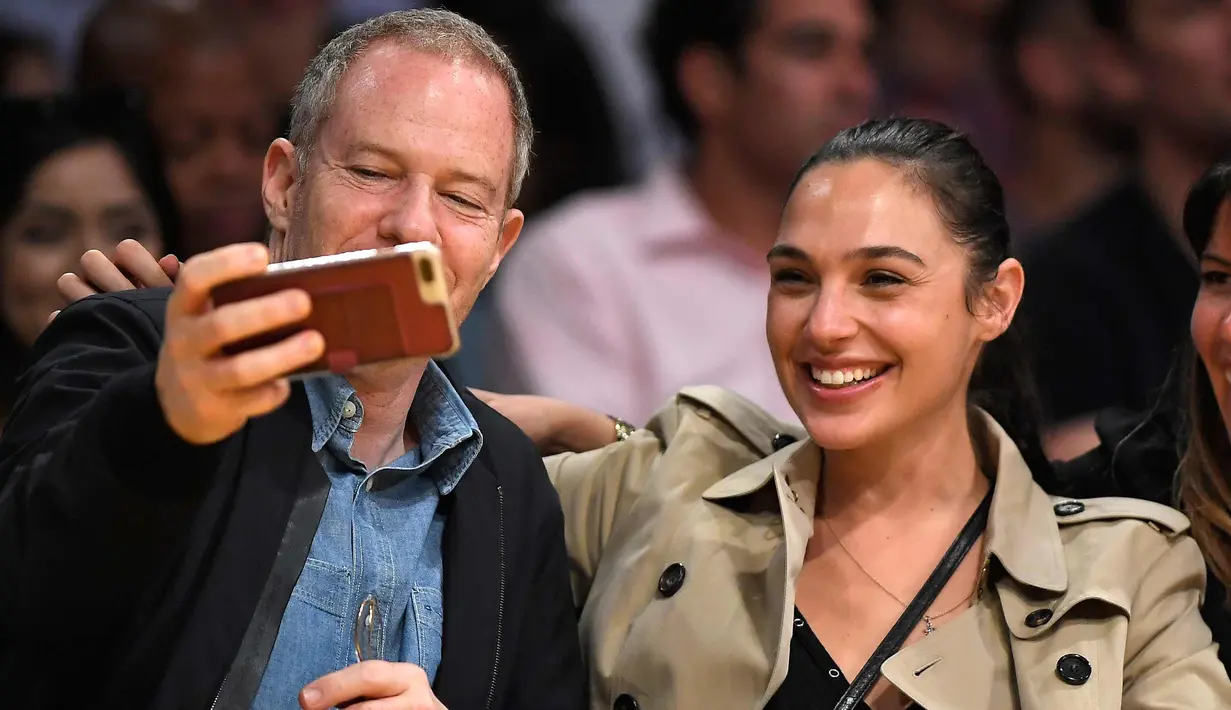 Aktris Gal Gadot berswafoto saat menyaksikan pertandingan NBA antara Los Angeles Lakers dan Los Angeles Clippers di Los Angeles, AS (19/10). Gal Gadot terlihat cantik dengan rambut dikuncir. (AP Photo / Mark J. Terrill)