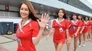 Gadis Grid atau Grid Girls berjalan sambil tersenyum di paddock jelang Grand Prix Formula 1 Korea di Yeongam, (14/10/2012). Liberty Media juga akan menerapkan penghapusan Grid Girls di ajang olahraga bermotor. (AFP FOTO / Jung Yeon-Je)