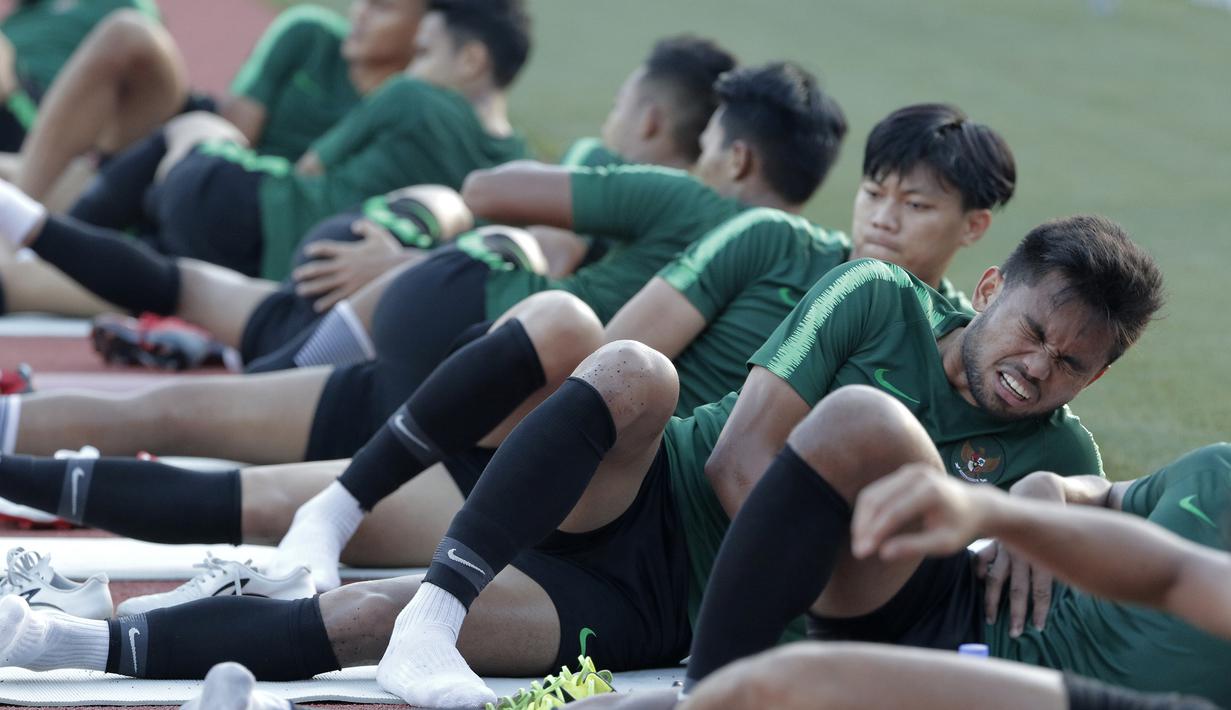 Pemain Timnas Indonesia U-22, Saddil Ramdani, tampak kesakitan saat latihan di Stadion Rizal Memorial, Manila, Rabu (27/11). Latihan ini persiapan jelang laga SEA Games 2019 melawan Singapura U-22. (Bola.com/M Iqbal Ichsan)