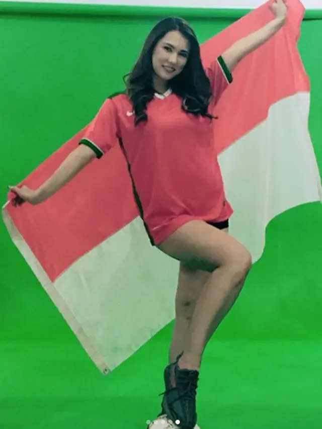 [Bintang] Alasan Maria Ozawa Menjalani Pemotretan Pakai Jersey Indonesia
