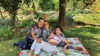 Mayangsari membagikan foto sedang duduk di atas tikar bersama Bambang Trihatmodjo dan Khirani (Dok.Instagram/@mayangsaritrihatmodjoreal/https://www.instagram.com/p/CFqpBjggxaC/Komarudin)