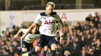 Striker Tottenham Hotspur Harry Kane mengeksekusi penalti yang membobol gawang Middlesbrough pada laga di White Hart Lane, London, Sabtu (4/2/2017). (AFP/Olly Greenwood)