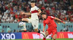 Antonio Silva (kiri) merupakan bek tengah andalan Timnas Portugal di masa depan. Bagaimana tidak, di usianya yang menginjak 19 tahun, Silva telah bermain 90 menit penuh ketika melawan Korea Selatan di Piala Dunia 2022. Pemain yang kini merumput bersama Benfica sudah melakoni 22 pertandingan di liga Portugal dan membuahkan tiga gol. (AFP/Jung Yeon-je)