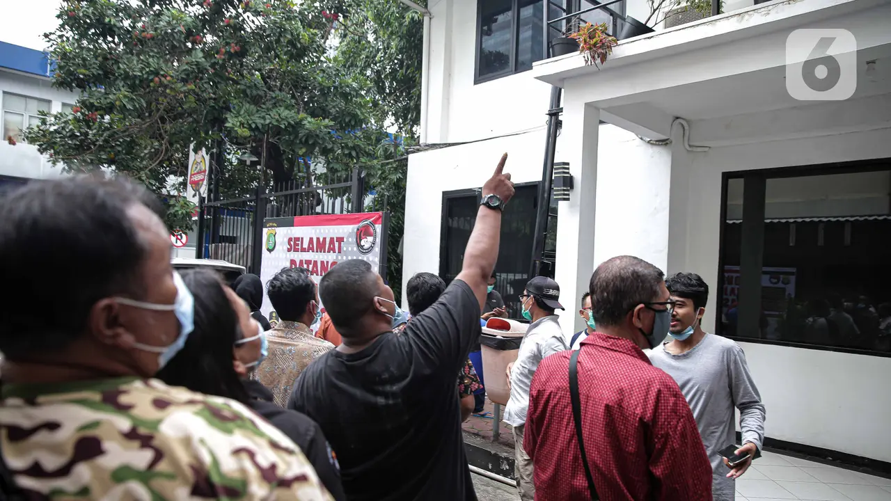 FOTO: Guncangan Gempa Buat Warga di Polda Metro Jaya Berhamburan