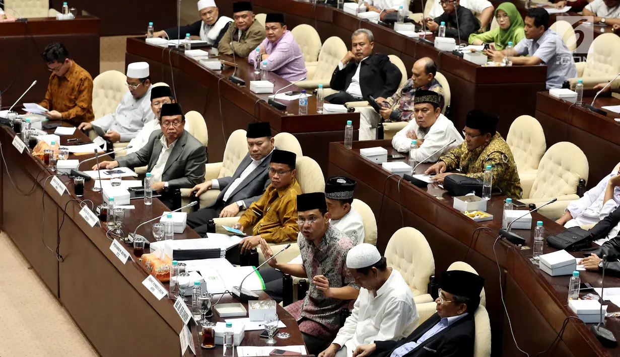 Perwakilan ormas menyampaikan pendapatnya dalam rapat dengar pendapat umum dengan Komisi II DPR di Kompleks Parlemen, Senayan, Jakarta, Kamis (19/10). Rapat melanjutkan pembahasan soal Perppu Nomor 2/2017 tentang Ormas. (Liputan6.com/Johan Tallo)