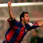 6. Hristo Stoichkov, didatangkan oleh Cryff pada awal musim 90/91 ke Barcelona dari CSKA Sofia. Striker Bulgaria ini mampu berkembang menjadi salah satu yang terbaik di masanya dengan menjadi top skor Piala Dunia 1994. (Bola.com/www.football.co.uk)