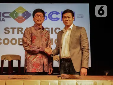 CEO PT Surya Citra Media Tbk Sutanto Hartono (kiri) bersalaman dengan Direktur Utama PT Media Nusantara Citra Tbk David Fernando Audy usai menandatangani MoU kerja sama di Jakarta, Kamis (12/12/2019). SCM dan MNC menjalin kerja sama untuk meningkatkan sektor bisnis. (Liputan6.com/Faizal Fanani)