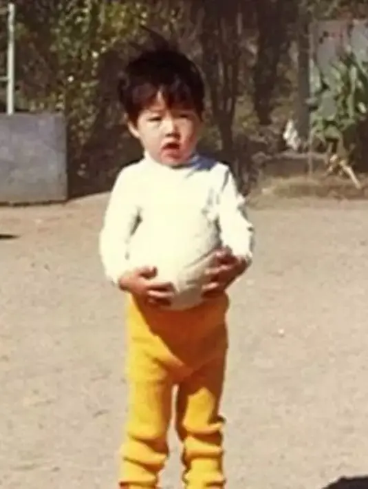 Bintang drama Korea Rebron Rich ini suka dengan berbagai permainan bola saat kecil. Salah satunya bermain sepak bola. Momen Song Joong Ki memegang bola ini memperlihatkan sosoknya yang lucu sedang mematung. Foto ini pun banjir like dan komentar dari warganet. (Liputan6.com/IG/hi_songjoongki)