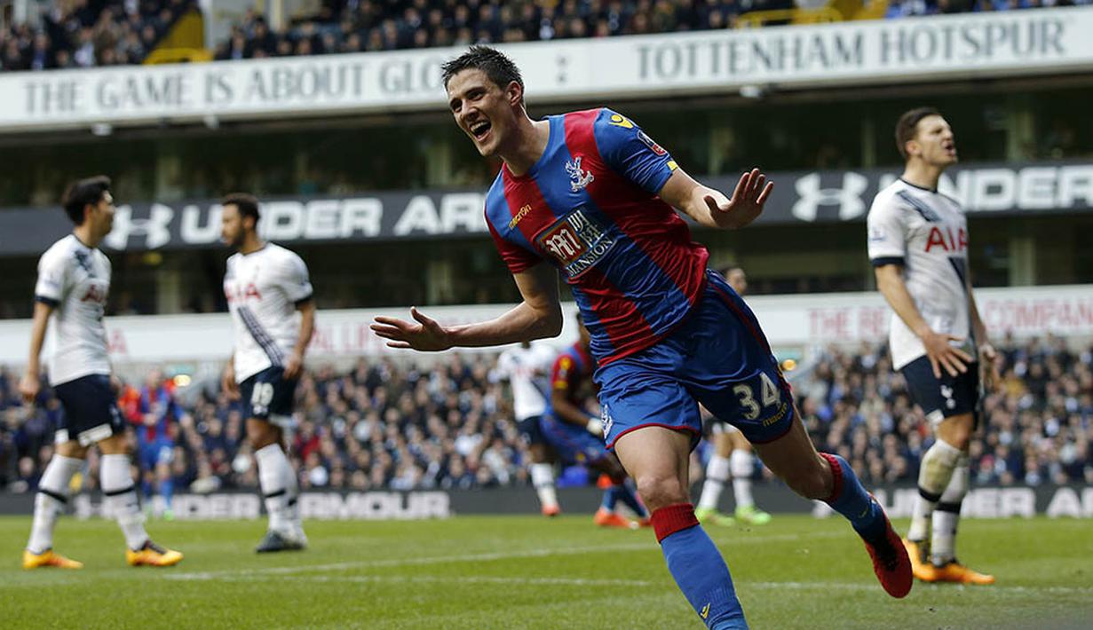 Pemain Crystal Palace, Martin Kelly, merayakan gol yang dicetaknya ke gawang Tottenham pada laga Piala FA di Stadion White Hart Lane, Minggu (21/2/2016). Tottenham takluk 0-1 dari Crystal Palace. (Reuters/Andrew Couldridge)