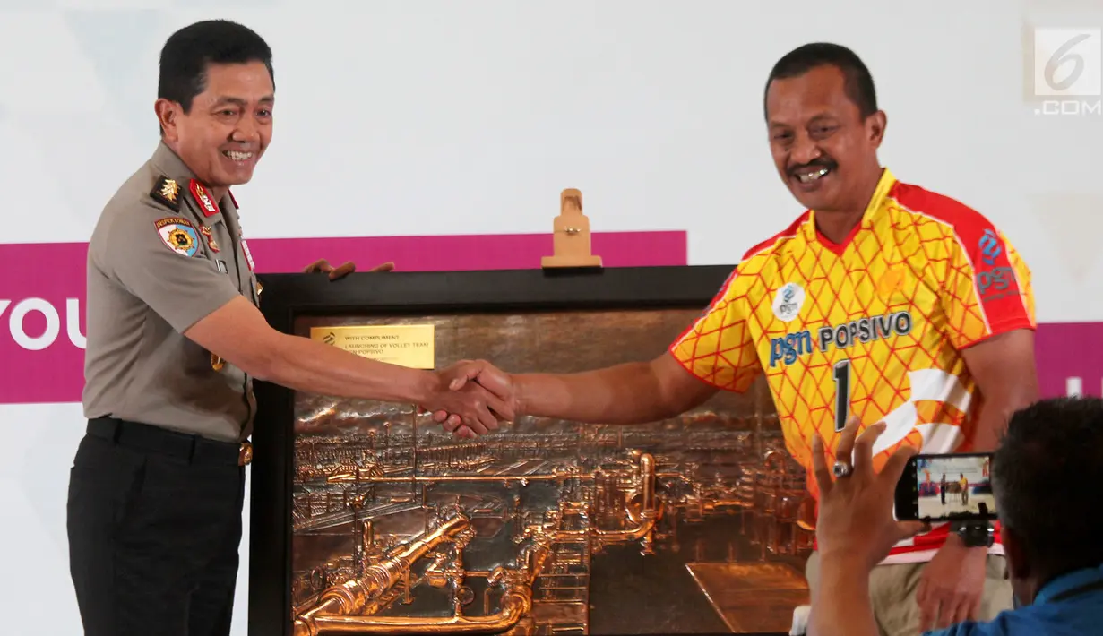 Irwasum Polri Komjen Putut Eko Bayuseno (kiri) menerima cenderamata dari Dirut PGN Jobi Triananda Hasjim saat peluncuran tim putri PGN Popsivo Polwan dan tim putra Bhayangkara Samator di Jakarta, Selasa (16/1). (Liputan6.com/Pool/Hardi)