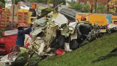 Petugas gabungan dari unsur Basarnas, Damkar dan TNI-Polri memeriksa puing-puing pesawat latih yang jatuh di kawasan BSD, Serpong, Tangerang Selatan, Banten, Minggu (19/5/2024). (merdeka.com/Arie Basuki)