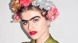  Bukan hanya karena alisnya yang tebal, Sophia Hadjipanteli berani tampil dengan alis yang bersambung ala pelukis Frida Kahlo. (instagram.com/sophiahadjipanteli)