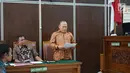 Jaksa Penuntut Umum (JPU) membacakan berkas saat sidang permohonan praperadilan tersangka dugaan makar dan kepemilikan senjata api ilegal Kivlan Zen di PN Jakarta Selatan, Senin (22/7/2019). Tonin Tachta meminta hakim membatalkan penetapan tersangka atas Kivlan Zen. (Liputan6.com/Immanuel Antonius)
