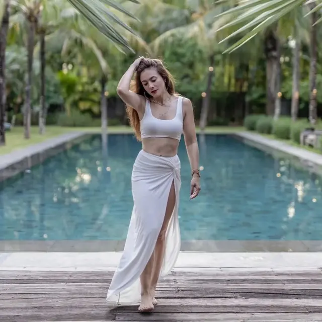 Pesona Wulan Guritno saat Mengenakan Baju Tanpa Lengan