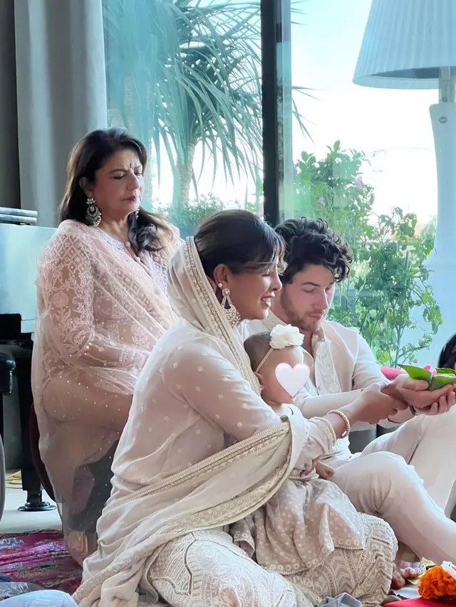 Nick Jonas dan Priyanka Chopra Saat Rayakan Diwali Bersama