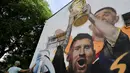 <p>Seniman Maxi Bagnasco melukis mural yang menggambarkan kapten dan penyerang Argentina Lionel Messi mengangkat Trofi Piala Dunia 2022 di samping rekan satu timnya setelah memenangkan turnamen Piala Dunia Qatar 2022 di Buenos Aires pada 22 Desember 2022. (AFP/Luis Robayo)</p>