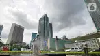Petugas PMI DKI Jakarta melakukan penyemprotan cairan disinfektan di kawasan Bundaran HI, Senin (7/2/2022). Penyemprotan disinfektan tersebut untuk sterilisasi di beberapa titik guna mencegah penyebaran COVID-19 varian omicron yang saat ini sedang mengalami peningkatan (Liputan6.com/Herman Zakharia)