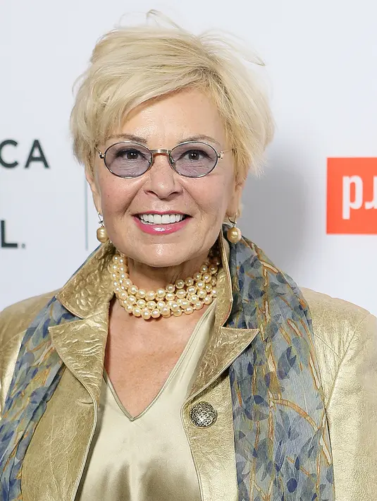 Roseanne Barr, banyak orang yang tidak tahu komedian ini mengalami putus sekolah dan melahirkan putri pertamanya di usia 17 tahun. Ia sempat menyerahkan Brandi Brown untuk diadopsi namun kini ia kembali bersatu. (AFP/Bintang.com)