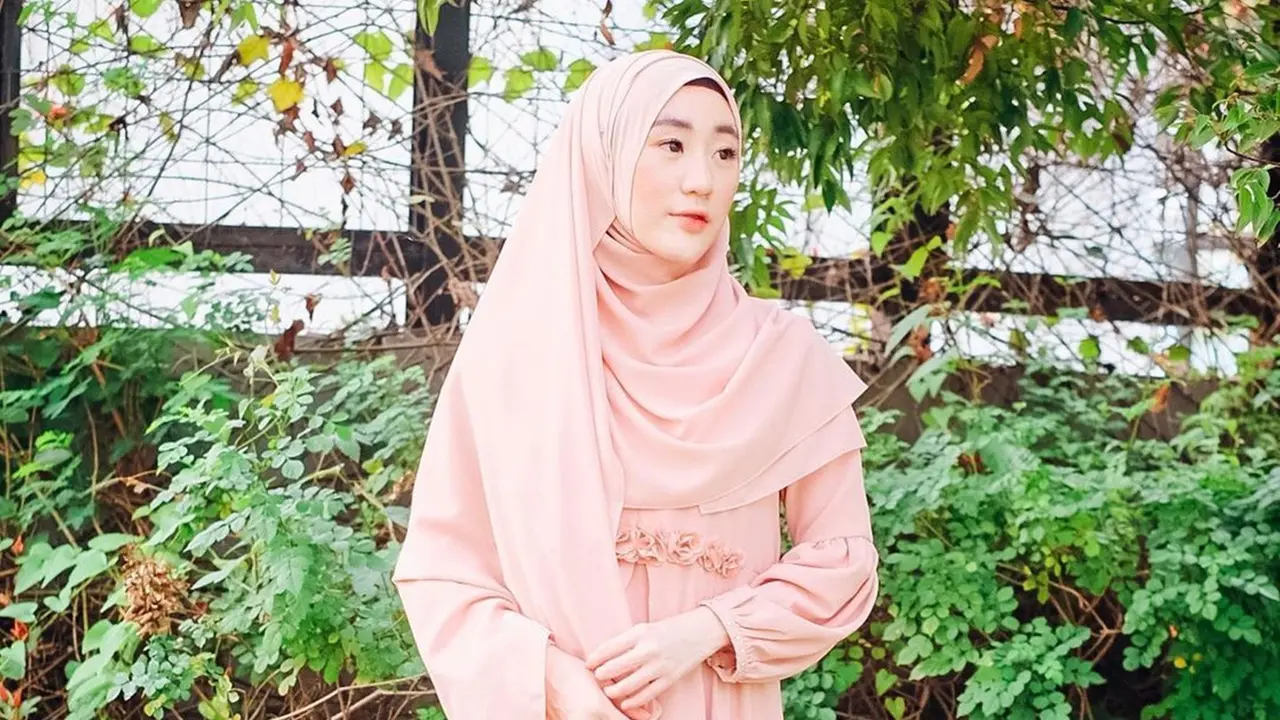 FOTO: Gaya Larissa Chou Tampil dengan Outfit Merah Muda, Memesona