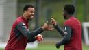 Pemain Arsenal, Gabriel Magalhaes (kiri) tampak sedang bercanda dengan rekan satu timnya pada sesi latihan jelang leg kedua semifinal Liga Champions melawan Atletico Madrid di Emirates Stadium, London, Rabu (6/5/2026) dini hari WIB. (AFP/Glyn Kirk)