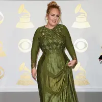 Lima kategori yang berhasil dimenangkan Adele di antaranya adalah kategori Song of The Year, Album Of The Year, Record Of The Year, Best Pop Vocal Album, dan Best Pop Solo Performance. (AFP/Bintang.com)
