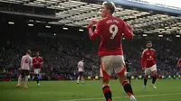 Rasmus Hojlund mencetak satu gol saat Manchester United meraih kemenangan 2-1 atas Brentford pada laga pekan ke-8 Premier League di Old Trafford, Minggu (19/10/2024) malam WIB. (AFP/Oli Scarff)