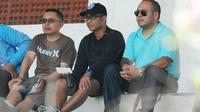 Dari kiri, Fuad, Joko Susilo dan Fernando Rojas saat memantau Arema U-19 berlatih. (Bola.com/Iwan Setiawan)