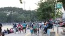 Aktivitas warga di area pedestrian Danau Sunter, Jakarta, Sabtu (27/6/2020). Beragam aktivitas dilakukan warga sambil menikmati waktu sore di area Danau Sunter, Jakarta. (Liputan6.com/Helmi Fithriansyah)