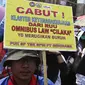 Elemen Buruh melakukan aksi di depan Gedung MPR/DPR/DPD Jakarta, Rabu (12/2/2020). Dalam aksinya mereka menolak draft Rancangan Undang-Undang Omnibus Law Cipta Lapangan Kerja. (Liputan6.com/Johan Tallo)