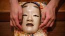 Topeng ditampilkan di Kamakura Noh Theatre, Kamakura, Prefektur Kanagawa, Jepang, 29 Juli 2020. Pandemi COVID-19 telah memengaruhi teater di seluruh dunia, termasuk drama yang diturunkan dari generasi ke generasi sejak abad ke-14 ini. (Philip FONG/AFP)