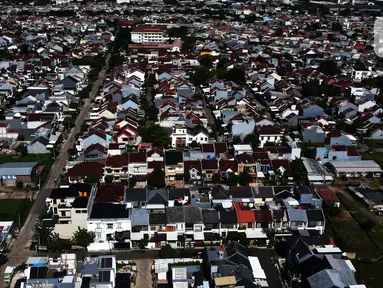 Pemandangan hunian rumah warga di Pulo Jahe, Jakarta, Kamis (24/3/2022). Warga DKI masih melakukan eksploitasi air tanah untuk bisa memenuhi kebutuhan air bersih sehari-hari. Hingga kini pelayanan air bersih baru mencapai 68 persen dari keseluruhan warga DKI Jakarta. (merdeka.com/Imam Buhori)