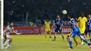 Bek Persib, Vladimir Vujović  berusaha menyundul bola kearah kiper Sriwijaya FC, Dian Agus pada Piala Presiden 2015 di stadion GBK, Jakarta, Minggu (18/10/2015). Persib menang atas Sriwijaya dengan skor 2-0. (Liputan6.com/Yoppy Renato)