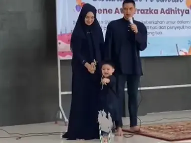 Rezky Adithya memberikan sepatah kata sebelum acara inti dimulai. Sang putra, Athar justru tak sabar untuk segera meniup lilinnya. (Foto: Instagram/@thereal_rezkyadithya)