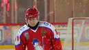 Presiden Rusia Vladimir Putin mengikuti pertandingan eksihibisi Night Hockey League di gelanggang es di Lapangan Merah, Moskow, Rabu (25/12/2019). Night Hockey  merupakan turnamen berisi gabungan klub dan pemain amatir. (Alexey DRUZHININ/SPUTNIK/AFP)
