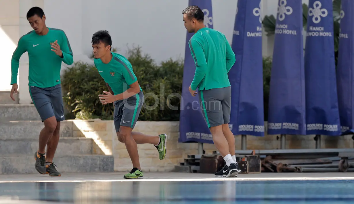 Kurnia Meiga, Ferdinand Sinaga dan Andritany bersama  pemain Timnas Indonesia melakukan Latihan ringan di Areal Hotel, (07/12/2016). (Bola.com/Peksi Cahyo)