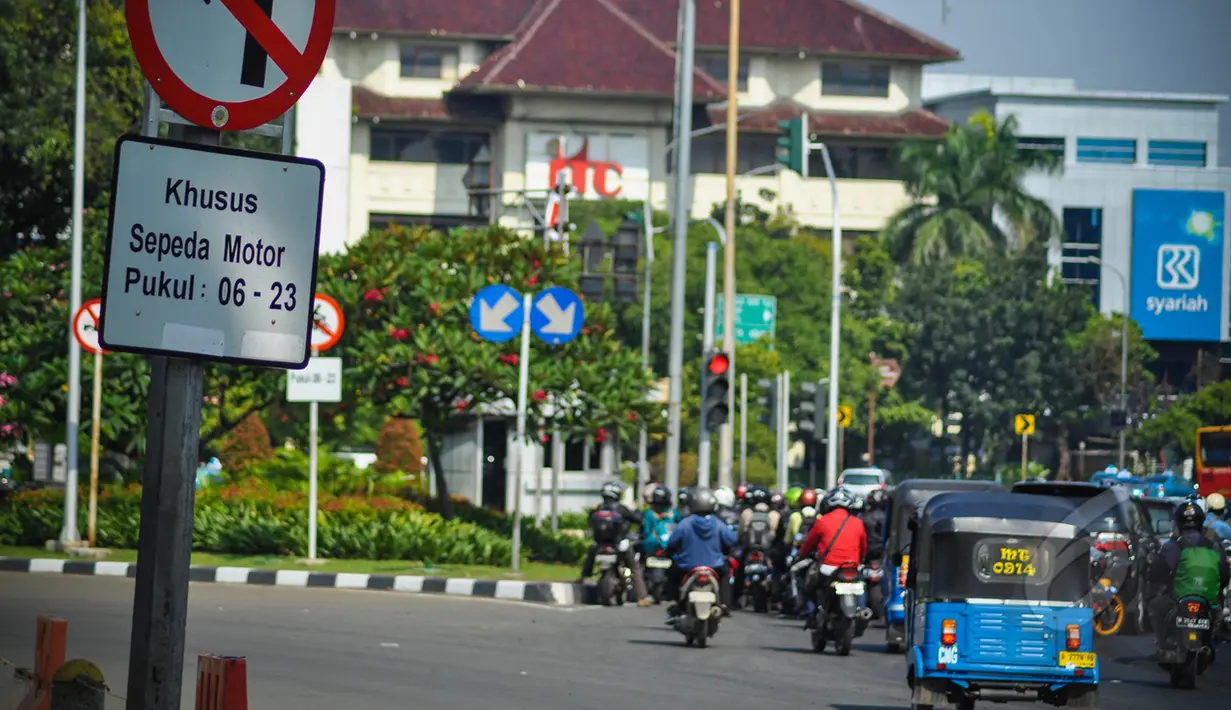 Pemprov DKI Jakarta merevisi aturan larangan sepeda motor melintas di Jalan MH Thamrim hingga Jalan Medan Merdeka Barat, Jakarta, Senin (6/4/2015). Pengendara sepeda motor diizinkan melintas mulai pukul 23.00 hingga 06.00 WIB. (Liputan6.com/Faizal Fanani)