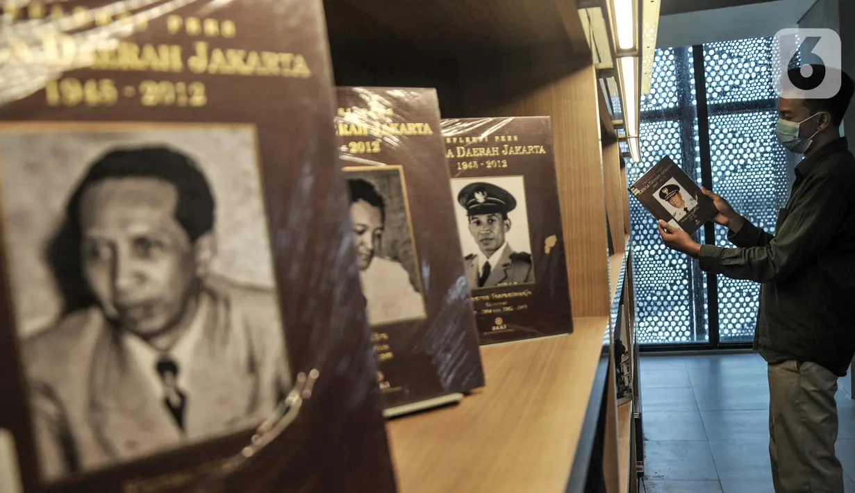 Pengunjung mengambil buku di Perpustakaan Umum Daerah Provinsi DKI Jakarta, Taman Ismail Marzuki, Cikini, Jakarta Pusat, Senin (27/6/2022). Perpustakaan Umum Daerah Provinsi DKI Jakarta memiliki lima lantai. (merdeka.com/Iqbal S. Nugroho)