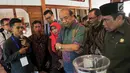 Komisaris Independen BCA Cyrillus Harinowo (tengah) mendengarkan penjelasan cara membuat kopi di desa binaan Bakti BCA Dusun Kopi Sirap di Semarang, Jawa Tengah, Minggu (8/9/2019). BCA melakukan pendampingan untuk penguatan kapasitas dan SDM komunitas petani kopi. (Liputan6.com/HO/Defi)