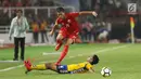 Bek Persija, Ismed Sofyan melompat menghindari tekel pemain Tampines Rovers pada penyisihan grup H Piala AFC 2018 di Stadion GBK, Jakarta, Rabu (28/2). Persija unggul 4-1. (Liputan6.com/Helmi Fithriansyah)