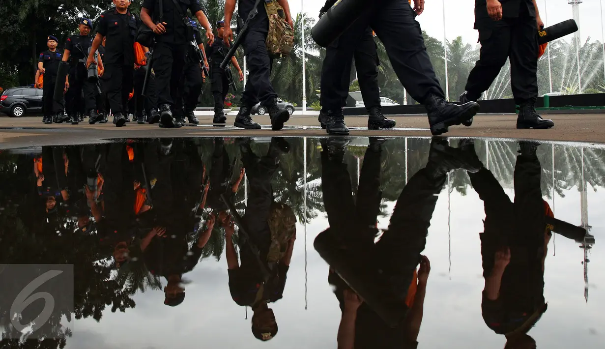 Polisi menjaga ketat gedung DPR/MPR di Kompleks Parlemen, Senayan, Jakarta, Jumat (25/11). Sebanyak 1.288 personel kepolisian bersiaga mengamankan gedung DPR/MPR terkait informasi unjuk rasa lanjutan yang dilakukan hari ini. (Liputan6.com/Johan Tallo)