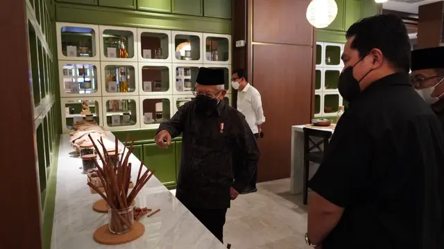 Wapres Ma'ruf Amin didampingi Menteri BUMN Erick Thohir meninjau Gedung Sarinah, Jakarta Pusat, Senin (27/6/2022). Dia melihat beragam produk UMKM yang dipasarkan di Mal Sarinah. (Foto: Istimewa)