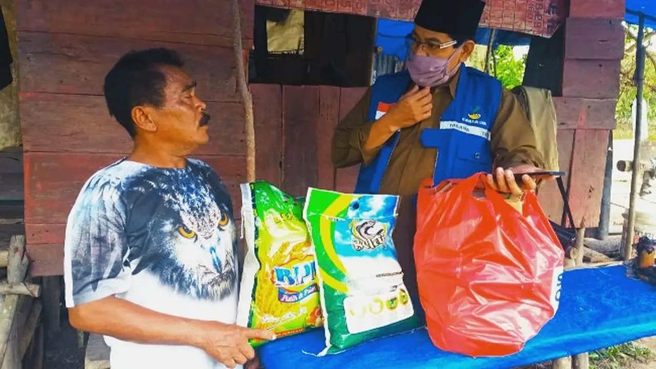 Masyarakat terdampak covid-19 ketika menerima bantuan dalam bentuk sembako.
