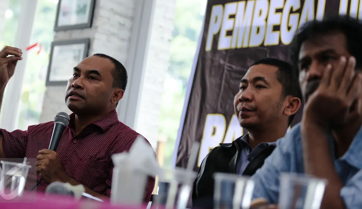 Haris Rusli Moti (kiri) memberikan paparan saat berdiskusi mengenai kisruh Freeport di Jakarta, Minggu (6/12/2015). Dialog tersebut bertema "Pembegal UUD dan UU Minerba Vs Papa Minta Saham". (Liputan6.com/Faizal Fanani) 