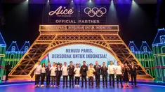 Ketua Umum Komite Olimpiade Indonesia Raja Sapta Oktohari, CEO Aice Group Jack Wang, Staf Ahli Bidang Inovasi Kemenpora Yohan, beserta sejumlah undangan berfoto bersama saat acara peresmian Aice sebagai es krim ofisial Tim Indonesia di Olimpiade 2024 di Djakarta Theater XXI, Jakarta, Jumat (05/07/2024). (Bola.com/Bagaskara Lazuardi)