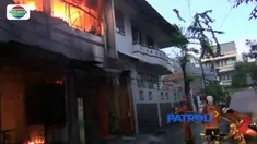 Kebakaran terjadi di rumah berlantai dua, di kawasan Penjaringan Jakarta Utara. Dalam musibah tersebut, dua kakak beradik ikut tewas dalam rumah.