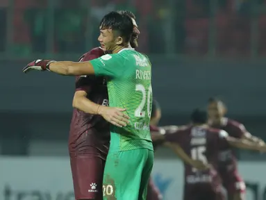 Penjaga gawang PSM Makassar, Rivky Mokodompit (kanan) memeluk rekannya usai mengalahkan Bhayangkara FC pada lanjutan Liga 1 Indonesia di Stadion Patriot Candrabhaga, Bekasi, Kamis (19/10). PSM Makassar unggul 2-0. (Liputan6.com/Helmi Fithriansyah)